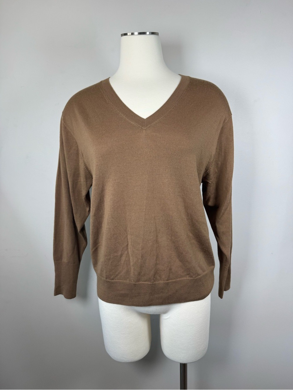 Uniqlo Women's Wool V-Neck Sweater in Brown Small
